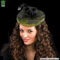 CHAPÉU DE TULE RÍGIDO PRETO E DOURADO COM PENAS E TIARA