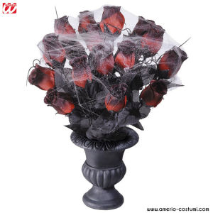 Vase mit roten Rosen und Spinnennetz