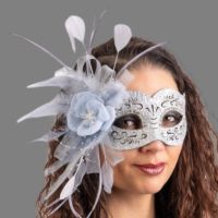 Masque précieux argent sculpté avec strass, fleur, tulle et plumes