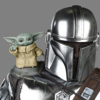 Baby YODA auf Schulter