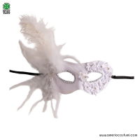 Máscara blanca con rosas y decoraciones de plumas