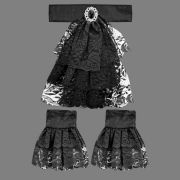 Jabot mit Schmuckstein und schwarzen Spitzenmanschetten